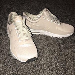 Nike Air tennis shoe